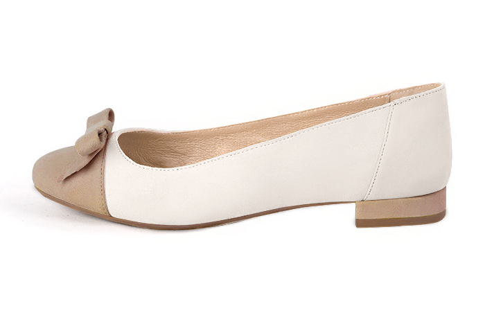 Tan beige and off white women's ballet pumps, with low heels. Round toe. Flat block heels. Profile view - Florence KOOIJMAN